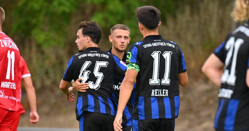 18.08.2026 - Fussball - 2. Bundesliga - Saison 2026 2027 - SpVgg Greuther Fürth Fuerth ( Kleeblatt ) - Training - - xwoxzix - Torjubel Jubel Freude nach Treffer Tor Torschuß zum 1:1 durch Olgherto Balliu (45, SpVgg Greuther Fürth ) - Olgherto Balliu (45, SpVgg Greuther Fürth ) Jakob Krautkrämer (48, SpVgg Greuther Fürth ) Aaron Keller (11, SpVgg Greuther Fürth ) *** August 18, 2026 Soccer 2. Bundesliga 2026–2027 Season SpVgg Greuther Fürth Fürth Kleeblatt Training xwoxzix Goal celebration Cheers Joy after a goal Goal Shot on goal for the 1–1 equalizer by Olgherto Balliu 45, SpVgg Greuther Fürth Olgherto Balliu 45, SpVgg Greuther Fürth Jakob Krautkrämer 48, SpVgg Greuther Fürth Aaron Keller 11, SpVgg Greuther Fürth