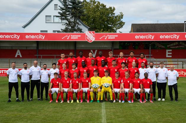 Mannschaftsfoto, DFB 3. Liga 2026 2027, TSV Havelse 1912 e.V., Media Day, 23.07.2026, Oben Links: Temilola Samuel Awoyale, Jesse Tugbenyo, Kwasi Okyere Wriedt, Finn Kiszka, Alexander Lyonell Guiddir, Leon Svitek, Jannik Oltrogge, Tyron Joe Uchenna Ohaji, Eric Voufack; Mittlere Reihe: Tino Schröder (Co-Trainer), Shahin Faridonpur (Co-Trainer Analyse), Ergin Ecir (Torwarttrainer), Torben Deppe (Co-Trainer), Samir Ferchichi (Cheftrainer Sportdirektor), Leon Sommer-Deiss, Robin Müller, Dennis Duah, Irichad Behrens, Donald Nduka, Semi Belkahia, Ermal Krasniqi, Lorenzo Paldino, Dr. Puja Ahmadi Zonouz (Mannschaftsarzt), Waldemar Dinges (Athletiktrainer, Maximilian Nottka (Koordinator Profifußball), Josef Dikutz (Betreuer); Untere Reihe: Anton Hanke, Johann Berger, Timo Friedrich, Kevin Schumacher, Tom Opitz, Fynn Wolter, Torben Engelking, Niklas Tauer, Max Lamby, Joel Darko Ampem Foto: Socrates Tassos picture-alliance DFB TSV Havelse 1912 2026 Studio Portraits *** Team photo, DFB 3rd Division 2026–2027, TSV Havelse 1912 e.V., Media Day, July 23, 2026, Top Left: Temilola Samuel Awoyale, Jesse Tugbenyo, Kwasi Okyere Wriedt, Finn Kiszka, Alexander Lyonell Guiddir, Leon Svitek, Jannik Oltrogge, Tyron Joe Uchenna Ohaji, Eric Voufack; Middle row: Tino Schröder (assistant coach), Shahin Faridonpur (assistant coach, analysis), Ergin Ecir (goalkeeper coach), Torben Deppe (assistant coach), Samir Ferchichi (head coach, sporting director), Leon Sommer Deiss, Robin Müller, Dennis Duah, Irichad Behrens, Donald Nduka, Semi Belkahia, Ermal Krasniqi, Lorenzo Paldino, Dr. Puja Ahmadi Zonouz (team doctor), Waldemar Dinges (strength and conditioning coach), Maximilian Nottka (professional soccer coordinator), Josef Dikutz (team manager) Bottom row: Anton Hanke, Johann Berger, Timo Friedrich, Kevin Schumacher, Tom Opitz, Fynn Wolter, Torben Engelking, Niklas Tauer, Max Lamby, Joel Darko Ampem. Photo: Socrates Tassos, picture alliance, DFB, TSV Havelse 1912–2026. Studio portraits