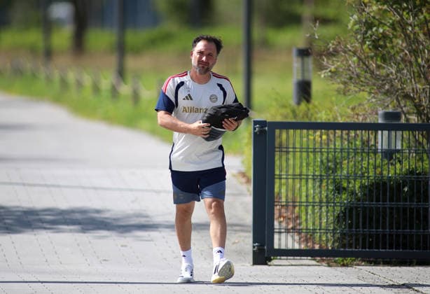 Fussball, Frauen, Saison 2026 2027, FC Bayern München, Training, Campus Jose Barcala, Trainer (FC Bayern München) auf dem Weg zum Trainingsplatz *** Soccer, Women, 2026–2027 Season, FC Bayern Munich, Practice, Jose Barcala Campus, FC Bayern Munich Coach on the Way to the Practice Field