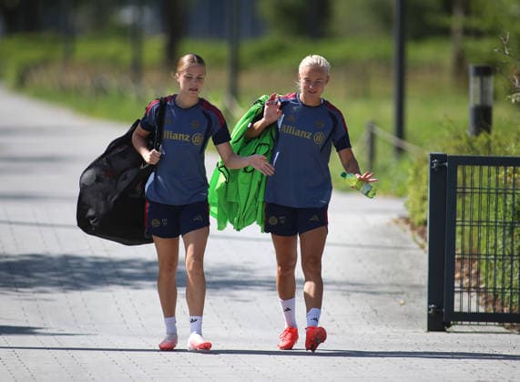 Fussball, Frauen, Saison 2026 2027, FC Bayern München, Training, Campus Sophie Proost (FC Bayern München) (li.) mit Pernille Harder (FC Bayern München) (re.) auf dem Weg zum Trainingsplatz *** Soccer, Women, 2026–2027 Season, FC Bayern Munich, Practice, Sophie Proost Campus: FC Bayern Munich (left) with Pernille Harder (right) on their way to the practice field