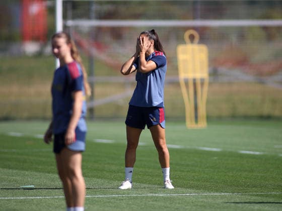 Fussball, Frauen, Saison 2026 2027, FC Bayern München, Training, Campus Jovana Damnjanovic (FC Bayern München) mit beiden Händen vor dem Gesicht, Geste, nicht hinsehen, Katastrophe, Mimik *** Soccer, Women, 2026–2027 Season, FC Bayern Munich, Practice, Jovana Damnjanovic Campus, FC Bayern Munich with both hands covering her face, gesture, looking away, disaster, facial expression