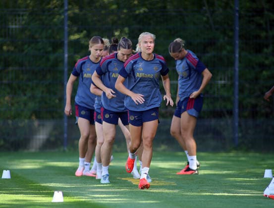 Fussball, Frauen, Saison 2026 2027, FC Bayern München, Training, Campus Pernille Harder (FC Bayern München) beim Laufen, Aufwärmen mit der Mannschaft *** Soccer, Women, 2026–2027 Season, FC Bayern Munich, Practice, Campus: Pernille Harder of FC Bayern Munich running and warming up with the team