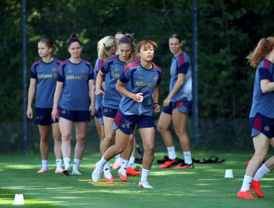 Fussball, Frauen, Saison 2026 2027, FC Bayern München, Training, Campus Momoko Tanikawa (FC Bayern München) beim Laufen, Aufwärmen mit der Mannschaft *** Soccer, Women, 2026–2027 Season, FC Bayern Munich, Practice, Campus Momoko Tanikawa: FC Bayern Munich on a run, warming up with the team