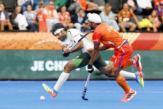 AMSTELVEEN - Waheed Ashraf Rana of Pakistan in a duel with Jugraj Singh of India during the group stage match at the Hockey World Cup between Pakistan and India at the Wagener Stadium. BAS CZERWINSKI ANP xVIxANPxSportx xxANPxIVx 565820707 originalFilename: 565820707.jpg