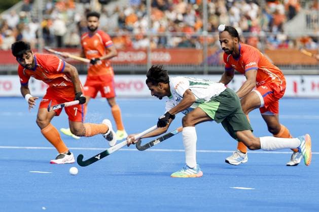 AMSTELVEEN - Muhammad Ammad of Pakistan in a duel with Hardik Singh of India during the group stage match at the Hockey World Cup between Pakistan and India at the Wagener Stadium. BAS CZERWINSKI ANP xVIxANPxSportx xxANPxIVx 565820761 originalFilename: 565820761.jpg
