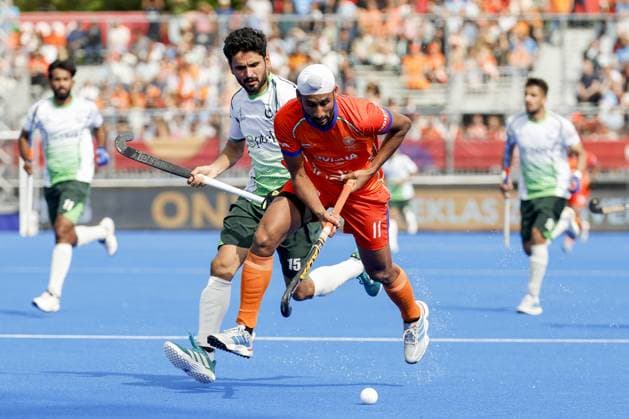 AMSTELVEEN - Mandeep Singh of India in a duel with Ghazanfar Ali of Pakistan during the group stage match at the Hockey World Cup between Pakistan and India at the Wagener Stadium. BAS CZERWINSKI ANP xVIxANPxSportx xxANPxIVx 565820867 originalFilename: 565820867.jpg