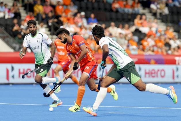 AMSTELVEEN - Sukhjeet Singh of India in a duel with Moin Shakeel of Pakistan during the group stage match at the Hockey World Cup between Pakistan and India at the Wagener Stadium. BAS CZERWINSKI ANP xVIxANPxSportx xxANPxIVx 565820874 originalFilename: 565820874.jpg