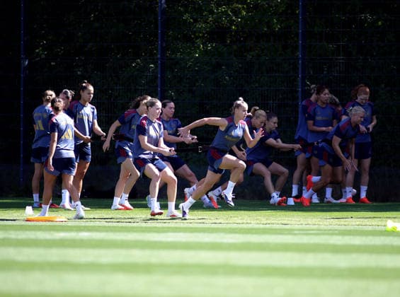 Fussball, Frauen, Saison 2026 2027, FC Bayern München, Training, Campus Alara Sehitler (FC Bayern München) (li.) mit Giulia Gwinn (FC Bayern München) (re.) am Band, Krafttraining, Laufen, Sprinten *** Soccer, Women, 2026–2027 Season, FC Bayern Munich, Training, Alara Sehitler Campus, FC Bayern Munich (left) with Giulia Gwinn, FC Bayern Munich (right) on the treadmill, Strength Training, Running, Sprinting