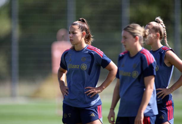 Fussball, Frauen, Saison 2026 2027, FC Bayern München, Training, Campus Lena Oberdorf (FC Bayern München) stehend, Kopf, Oberkörper *** Soccer, Women, 2026–2027 Season, FC Bayern Munich, Practice, Lena Oberdorf Campus, FC Bayern Munich (standing), Head, Upper Body