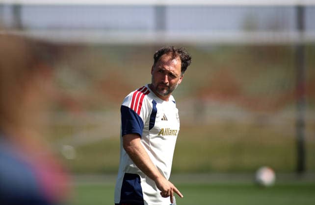 Fussball, Frauen, Saison 2026 2027, FC Bayern München, Training, Campus Jose Barcala, Trainer (FC Bayern München) Kopf, Oberkörper mit Blick nach rechts *** Soccer, Women, 2026–2027 Season, FC Bayern Munich, Practice, Jose Barcala Campus, FC Bayern Munich Coach: Head and Upper Body, Looking to the Right