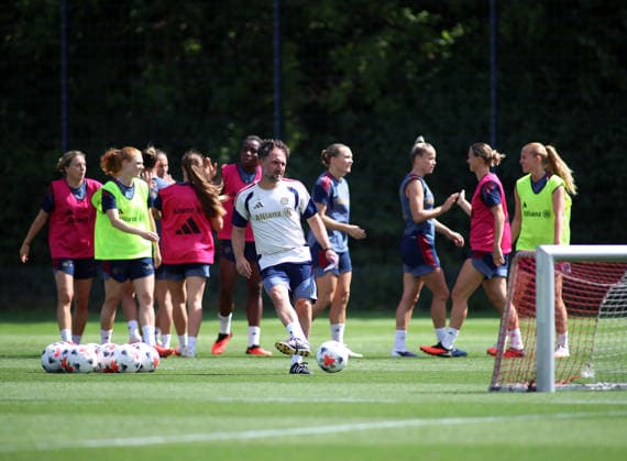 Fussball, Frauen, Saison 2026 2027, FC Bayern München, Training, Campus Jose Barcala, Trainer (FC Bayern München) spielt einen Ball, Schuss *** Soccer, Women, 2026–2027 Season, FC Bayern Munich, Practice, Jose Barcala Campus, FC Bayern Munich Coach Kicks a Ball, Shot