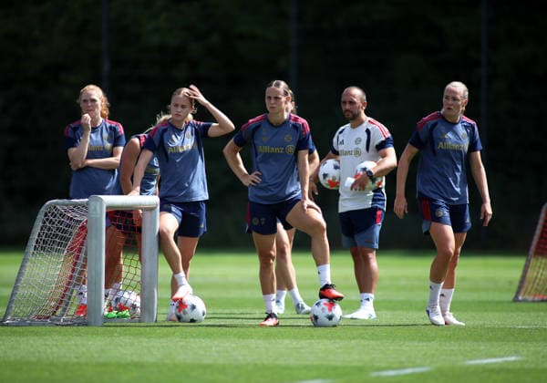 Fussball, Frauen, Saison 2026 2027, FC Bayern München, Training, Campus Klara Bühl Buehl (FC Bayern München) stehend mit Mannschaftskammeradinnen mit einem Fuss auf einem Ball stehend *** Soccer, Women, 2026–2027 Season, FC Bayern Munich, Practice, Klara Bühl Campus, FC Bayern Munich players standing with teammates, each with one foot on a ball