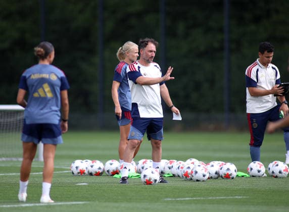 Fussball, Frauen, Saison 2026 2027, FC Bayern München, Training, Campus Jose Barcala, Trainer (FC Bayern München) hebt die rechte Hand, Anweisungen *** Soccer, Women, 2026–2027 Season, FC Bayern Munich, Practice, Jose Barcala Campus, FC Bayern Munich coach raises his right hand, giving instructions