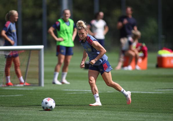 Fussball, Frauen, Saison 2026 2027, FC Bayern München, Training, Campus Linda Dallmann (FC Bayern München) mit Ball im Laufen *** Soccer, Women, 2026–2027 Season, FC Bayern Munich, Practice, Campus Linda Dallmann FC Bayern Munich with the ball while running
