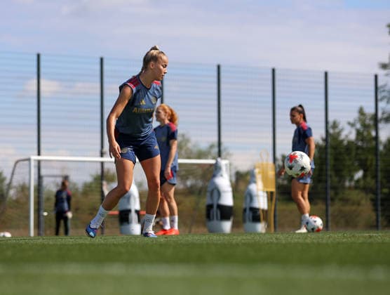 Fussball, Frauen, Saison 2026 2027, FC Bayern München, Training, Campus Giulia Gwinn (FC Bayern München) mit Ball *** Soccer, Women, 2026–2027 Season, FC Bayern Munich, Practice, Campus Giulia Gwinn, FC Bayern Munich with a ball