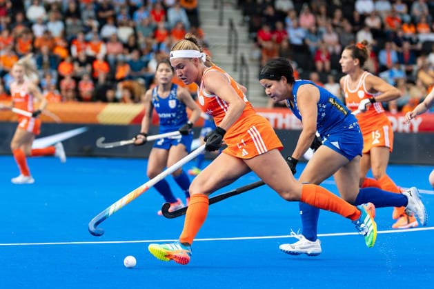 Netherlands Women v Japan Women - FIH Hockey World Cup AMSTELVEEN, NETHERLANDS - AUGUST 19: Pien Dicke of Netherlands and Maho Ueno of Japan during the FIH Hockey World Cup match between Netherlands Women and Japan Women at Wagener Stadion on August 19, 2026 in Amstelveen, Netherlands. Amstelveen Wagener Stadion Netherlands Content not available for redistribution in The Netherlands directly or indirectly through any third parties. Copyright: xMarcelxvanxPlateringenx
