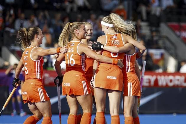 AMSTELVEEN - Lisa Post of the Netherlands, Joosje Burg of the Netherlands, Yibbi Jansen of the Netherlands and Xan de Waard of the Netherlands celebrate the 1-0 goal by Yibbi Jansen of the Netherlands during the group stage match at the Hockey World Cup between the Netherlands and Japan at the Wagener Stadium. BAS CZERWINSKI ANP xVIxANPxSportx xxANPxIVx 565823821 originalFilename: 565823821.jpg