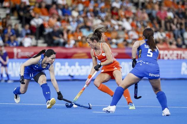 AMSTELVEEN - Akari Nakagomi of Japan, Xan de Waard of the Netherlands and Nanako Tateiwa of Japan during the group stage match at the Hockey World Cup between the Netherlands and Japan at the Wagener Stadium. BAS CZERWINSKI ANP xVIxANPxSportx xxANPxIVx 565824100 originalFilename: 565824100.jpg