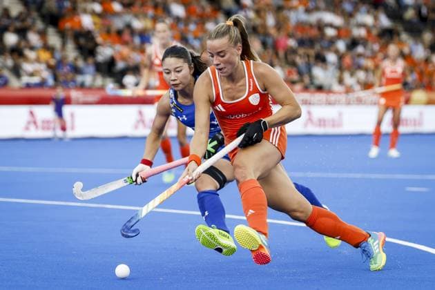 AMSTELVEEN - Hanami Saito of Japan and Joosje Burg of the Netherlands during the group stage match at the Hockey World Cup between the Netherlands and Japan at the Wagener Stadium. BAS CZERWINSKI ANP xVIxANPxSportx xxANPxIVx 565824115 originalFilename: 565824115.jpg