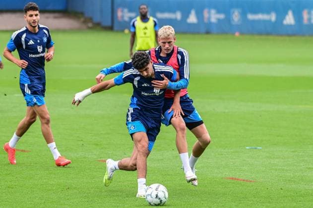Martin Adeline Albert Gronbaek ( HSV ) Deutschland , Hamburg , Volksparkstadion Trainingsgelände , Fussball , 1. Bundesliga , Training des Hamburger SV *** Martin Adeline Albert Gronbaek HSV Germany, Hamburg, Volksparkstadion Training Facility, Soccer, 1. Bundesliga, Hamburger SV Training