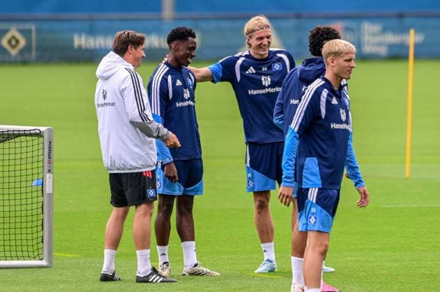 Trainer Merlin Polzin Lokonga Albert Sambi Neuzugang Sebastiaan Bornauw ( HSV ) Deutschland , Hamburg , Volksparkstadion Trainingsgelände , Fussball , 1. Bundesliga , Training des Hamburger SV *** Coach Merlin Polzin, Lokonga, Albert Sambi, new signing Sebastiaan Bornauw, HSV, Germany, Hamburg, Volksparkstadion, training facility, soccer, Bundesliga 1, Hamburger SV training session