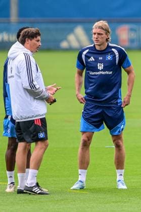 Trainer Merlin Polzin Neuzugang Sebastiaan Bornauw ( HSV ) Deutschland , Hamburg , Volksparkstadion Trainingsgelände , Fussball , 1. Bundesliga , Training des Hamburger SV *** Coach Merlin Polzin, New Signing Sebastiaan Bornauw, HSV Germany, Hamburg, Volksparkstadion Training Facility, Soccer, Bundesliga 1, Hamburger SV Training
