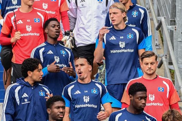Lokonga Albert Sambi Neuzugang Sebastiaan Bornauw ( HSV ) Deutschland , Hamburg , Volksparkstadion Trainingsgelände , Fussball , 1. Bundesliga , Training des Hamburger SV *** Lokonga Albert Sambi, new signing Sebastiaan Bornauw, HSV, Germany, Hamburg, Volksparkstadion, training grounds, soccer, Bundesliga 1, Hamburger SV training