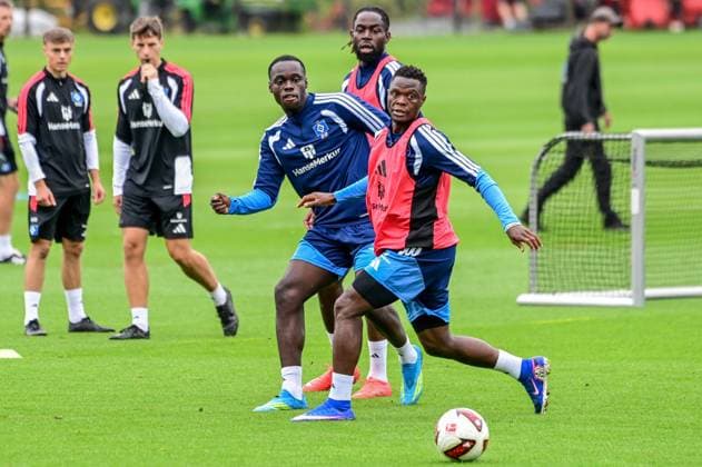 Jordan Torunarigha Kofi Amoako Patson Daka ( HSV ) Deutschland , Hamburg , Volksparkstadion Trainingsgelände , Fussball , 1. Bundesliga , Training des Hamburger SV *** Jordan Torunarigha, Kofi Amoako, Patson Daka, HSV, Germany, Hamburg, Volksparkstadion Training Facility, Soccer, Bundesliga 1, Hamburger SV Training