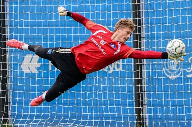 Sander Tangvik ( HSV ) hält den Ball Deutschland , Hamburg , Volksparkstadion Trainingsgelände , Fussball , 1. Bundesliga , Training des Hamburger SV *** Sander Tangvik (HSV) holds the ball; Germany, Hamburg, Volksparkstadion Training Facility, soccer, Bundesliga 1, Hamburger SV training session