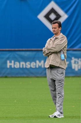 Claus Costa Direktor Profifußball ( HSV ) Deutschland , Hamburg , Volksparkstadion Trainingsgelände , Fussball , 1. Bundesliga , Training des Hamburger SV *** Claus Costa, Director of Professional Soccer, HSV, Germany, Hamburg, Volksparkstadion Training Facility, Soccer, Bundesliga 1, Hamburger SV Training