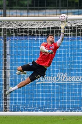 Heuer Fernandes Daniel ( HSV ) hält den Ball Deutschland , Hamburg , Volksparkstadion Trainingsgelände , Fussball , 1. Bundesliga , Training des Hamburger SV *** Daniel Heuer Fernandes of HSV holds the ball; Germany, Hamburg, Volksparkstadion Training Ground, soccer, Bundesliga 1, Hamburger SV training session