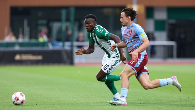 v.li.: Princewill Mbock (SV Werder Bremen II, 18) und Ole Wagner (SC Weiche Flensburg 08, 21) im Zweikampf, Duell, Dynamik, Aktion, Action, Spielszene, 19.08.2026, Bremen (Deutschland), Fussball, Regionalliga Nord, SV Werder Bremen II - SC Weiche Flensburg *** From left: Princewill Mbock (SV Werder Bremen II), 18, and Ole Wagner (SC Weiche Flensburg 08), 21, in a one-on-one battle; duel; dynamic play; action; game scene; August 19, 2026, Bremen, Germany, soccer, Regionalliga Nord, SV Werder Bremen II vs. SC Weiche Flensburg xobx