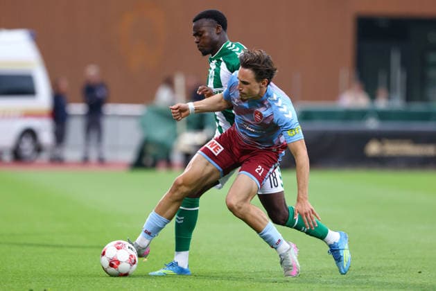 v.li.: Princewill Mbock (SV Werder Bremen II, 18) und Ole Wagner (SC Weiche Flensburg 08, 21) im Zweikampf, Duell, Dynamik, Aktion, Action, Spielszene, 19.08.2026, Bremen (Deutschland), Fussball, Regionalliga Nord, SV Werder Bremen II - SC Weiche Flensburg *** From left: Princewill Mbock (SV Werder Bremen II), 18, and Ole Wagner (SC Weiche Flensburg 08), 21, in a one-on-one battle; duel; dynamic play; action; game scene; August 19, 2026, Bremen, Germany, soccer, Regionalliga Nord, SV Werder Bremen II vs. SC Weiche Flensburg xobx