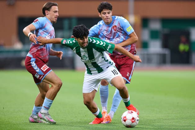 v.li.: Ole Wagner (SC Weiche Flensburg 08, 21), Darwin Kaan Soylu (SV Werder Bremen II, 10) und Ilir Serifi (SC Weiche Flensburg 08, 11) im Zweikampf, Duell, Dynamik, Aktion, Action, Spielszene, 19.08.2026, Bremen (Deutschland), Fussball, Regionalliga Nord, SV Werder Bremen II - SC Weiche Flensburg *** From left: Ole Wagner (SC Weiche Flensburg 08), 21, Darwin Kaan Soylu of SV Werder Bremen II, 10, and Ilir Serifi of SC Weiche Flensburg 08, 11, in a one-on-one battle, duel, dynamic play, action, game scene, August 19, 2026, Bremen, Germany, soccer, Regionalliga Nord, SV Werder Bremen II vs. SC Weiche Flensburg xobx