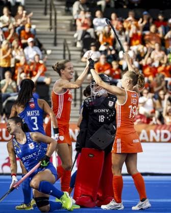 AMSTELVEEN - Felice Albers of the Netherlands and Marijn Veen of the Netherlands celebrate the 2-0 during the group stage match at the Hockey World Cup between the Netherlands and Japan at the Wagener Stadium. BAS CZERWINSKI ANP xVIxANPxSportx xxANPxIVx 565824179 originalFilename: 565824179.jpg