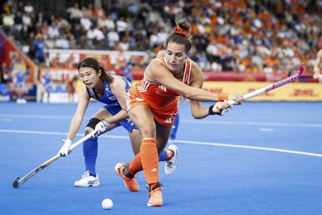 AMSTELVEEN - Saki Tanaka of Japan and FrÃ dÃ rique Matla of the Netherlands during the group stage match at the Hockey World Cup between the Netherlands and Japan at the Wagener Stadium. BAS CZERWINSKI ANP xVIxANPxSportx xxANPxIVx 565824467 originalFilename: 565824467.jpg