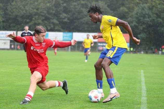 Dickson Abiama ( 18; Rot-Weiss Essen) behauptet den Ball gegen einen Spieler des SV Sonsbeck im Zweikampf am Willi-Lemkens Sportpark in Sonsbeck. Der Essener setzt sich mit Körpereinsatz durch, während sein Gegenspieler zum Tackling ansetzt. Dickson Abiama ( 18; Rot-Weiss Essen) im Zweikampf gegen SV Sonsbeck *** Dickson Abiama, No. 18 of Rot Weiss Essen, holds onto the ball against an SV Sonsbeck player during a tackle at Willi Lemkens Sportpark in Sonsbeck. The Essen player uses his body to gain the upper hand, while his opponent prepares to tackle him. Dickson Abiama, 18, of Rot-Weiss Essen, in a one-on-one battle against an SV Sonsbeck player Copyright: xspeedshotx xTimoxBluhmki-Schmidtx