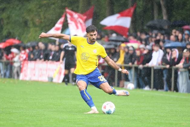 Ekin Çelebi ( 26; Rot-Weiss Essen) holt zum Schuss aus, der Ball liegt direkt vor seinem Fuß. Im Hintergrund verfolgen zahlreiche Zuschauer mit Regenschirmen das Spiel im Willi-Lemkens Sportpark in Sonsbeck. Ekin Çelebi ( 26; Rot-Weiss Essen) beim Schuss im Regen *** Ekin Çelebi, 26, of Rot-Weiss Essen, takes a shot; the ball is right at his feet. In the background, numerous spectators with umbrellas watch the game at Willi Lemkens Sportpark in Sonsbeck. Ekin Çelebi, 26, of Rot-Weiss Essen, takes a shot in the rain. Copyright: xspeedshotx xTimoxBluhmki-Schmidtx