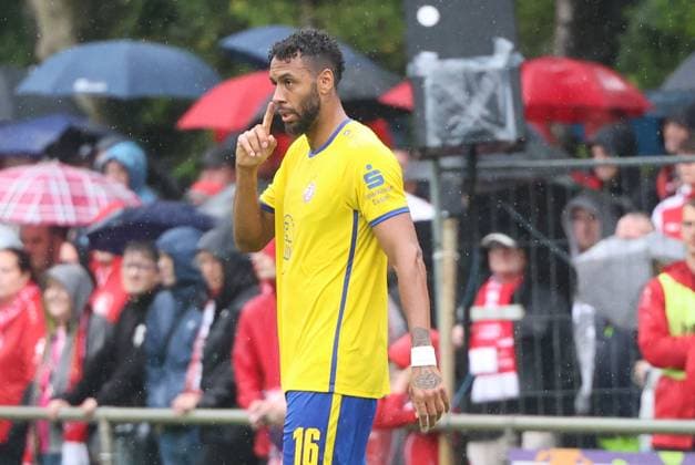 Ruben Reisig ( 16; Rot-Weiss Essen) hebt den Zeigefinger und gibt eine Anweisung, im Hintergrund sind zahlreiche Zuschauer mit Regenschirmen zu sehen. Das Spiel findet im Willi-Lemkens Sportpark in Sonsbeck bei Regenwetter statt. Ruben Reisig ( 16; Rot-Weiss Essen) mit Geste im Regen *** Ruben Reisig, 16, of Rot-Weiss Essen, points his index finger and gives an instruction; in the background, numerous spectators can be seen holding umbrellas. The game takes place at Willi Lemkens Sportpark in Sonsbeck in rainy weather. Ruben Reisig, 16, of Rot-Weiss Essen, gesturing in the rain Copyright: xspeedshotx xTimoxBluhmki-Schmidtx