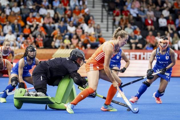 AMSTELVEEN - Japan goalkeeper Yu Kudo and the Netherlands RenÃ e van Laarhoven during the group stage match at the Hockey World Cup between the Netherlands and Japan at the Wagener Stadium. BAS CZERWINSKI ANP xVIxANPxSportx xxANPxIVx 565824664 originalFilename: 565824664.jpg