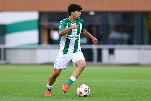 Darwin Kaan Soylu (SV Werder Bremen II, 10) am Ball, Freisteller, Einzelbild, Ganzkörper, Aktion, Action, Spielszene, 19.08.2026, Bremen (Deutschland), Fussball, Regionalliga Nord, SV Werder Bremen II - SC Weiche Flensburg *** Darwin Kaan Soylu, SV Werder Bremen II, No. 10 with the ball, isolated shot, single frame, full-body, action, game scene, August 19, 2026, Bremen, Germany, soccer, Regionalliga Nord, SV Werder Bremen II vs. SC Weiche Flensburg xobx