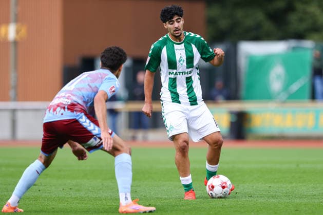 Darwin Kaan Soylu (SV Werder Bremen II, 10) am Ball, Einzelbild, Ganzkörper, Aktion, Action, Spielszene, 19.08.2026, Bremen (Deutschland), Fussball, Regionalliga Nord, SV Werder Bremen II - SC Weiche Flensburg *** Darwin Kaan Soylu, SV Werder Bremen II, No. 10 with the ball, single frame, full body, action, game scene, August 19, 2026, Bremen, Germany, soccer, Regionalliga Nord, SV Werder Bremen II vs. SC Weiche Flensburg xobx