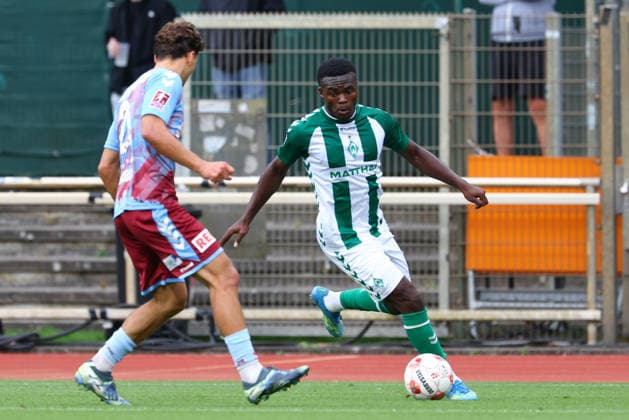 v.li.: Theo Behrmann (SC Weiche Flensburg 08, 28) und Princewill Mbock (SV Werder Bremen II, 18) im Zweikampf, Duell, Dynamik, Aktion, Action, Spielszene, 19.08.2026, Bremen (Deutschland), Fussball, Regionalliga Nord, SV Werder Bremen II - SC Weiche Flensburg *** From left: Theo Behrmann (SC Weiche Flensburg 08), 28, and Princewill Mbock (SV Werder Bremen II), 18, in a one-on-one battle; duel; dynamic; action; game scene; August 19, 2026, Bremen, Germany, soccer, Regionalliga Nord, SV Werder Bremen II vs. SC Weiche Flensburg xobx