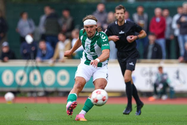 Noah Weißbach (SV Werder Bremen II, 25) am Ball, Einzelbild, Ganzkörper, Aktion, Action, Spielszene, 19.08.2026, Bremen (Deutschland), Fussball, Regionalliga Nord, SV Werder Bremen II - SC Weiche Flensburg *** Noah Weißbach, SV Werder Bremen II, age 25, on the ball, single frame, full-body shot, action, game scene, August 19, 2026, Bremen, Germany, soccer, Regionalliga Nord, SV Werder Bremen II vs. SC Weiche Flensburg xobx