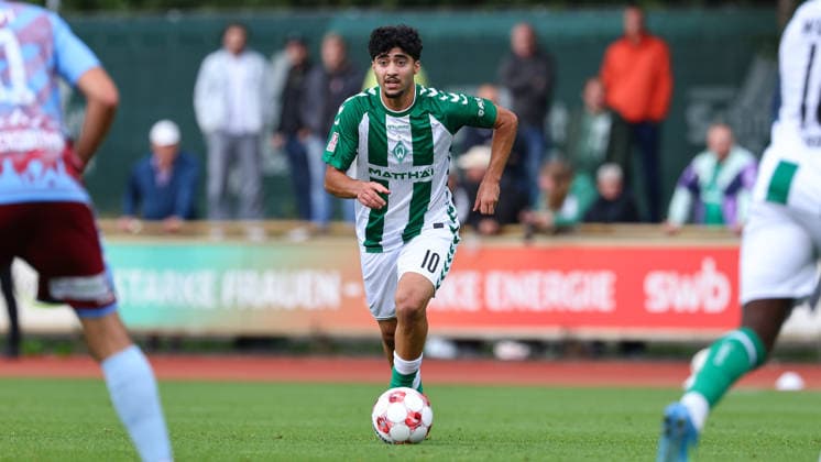 Darwin Kaan Soylu (SV Werder Bremen II, 10) am Ball, Einzelbild, Ganzkörper, Aktion, Action, Spielszene, 19.08.2026, Bremen (Deutschland), Fussball, Regionalliga Nord, SV Werder Bremen II - SC Weiche Flensburg *** Darwin Kaan Soylu, SV Werder Bremen II, No. 10 with the ball, single frame, full body, action, game scene, August 19, 2026, Bremen, Germany, soccer, Regionalliga Nord, SV Werder Bremen II vs. SC Weiche Flensburg xobx