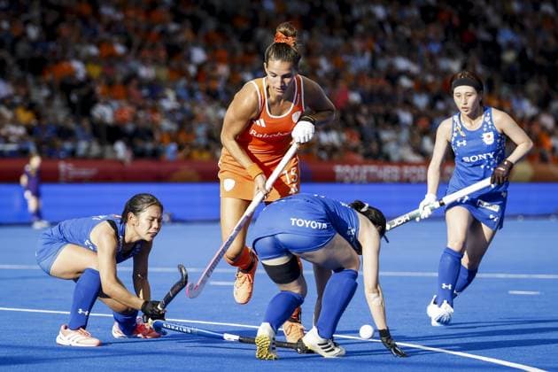 AMSTELVEEN - Miyu Suzuki of Japan, FrÃ dÃ rique Matla of the Netherlands, Akari Nakagomi of Japan during the group stage match at the Hockey World Cup between the Netherlands and Japan at the Wagener Stadium. BAS CZERWINSKI ANP xVIxANPxSportx xxANPxIVx 565825299 originalFilename: 565825299.jpg