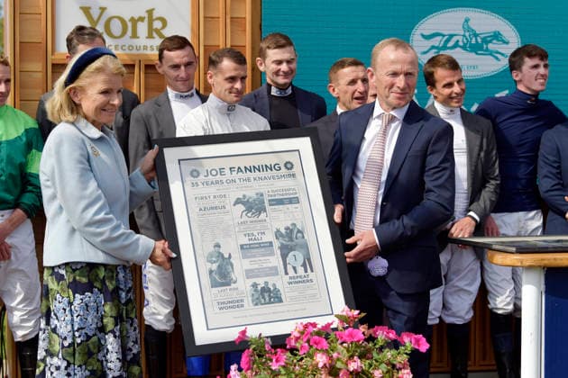 19.08.2026, York, North Yorkshire, GBR - Jockey Joe Fanning receives his retirement present from Anthea Leigh, clerk of York racecourse. York racecourse. (Verabschiedung, Fanning, Jockey, Leigh) 260819C910YORK.JPG *** August 19, 2026, York, North Yorkshire, UK Jockey Joe Fanning receives his retirement gift from Anthea Leigh, clerk of the York Racecourse York Racecourse Farewell, Fanning, Jockey, Leigh 260819C910YORK JPG