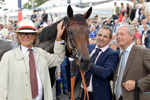 19.08.2026, York, North Yorkshire, GBR - Maltese Cross with owner George Waud (left) and trainer William Haggas (right) after winning the Great Voltigeur Stakes. York racecourse. (Pferd, Maltese Cross, Sieg, Trainer, Besitzer, Waud, Haggas) 260819C925YORK.JPG *** August 19, 2026, York, North Yorkshire, UK: Maltese Cross with owner George Waud (left) and trainer William Haggas (right) after winning the Great Voltigeur Stakes at York Racecourse. Horse, Maltese Cross, victory, trainer, owner, Waud, Haggas 260819C925YORK JPG