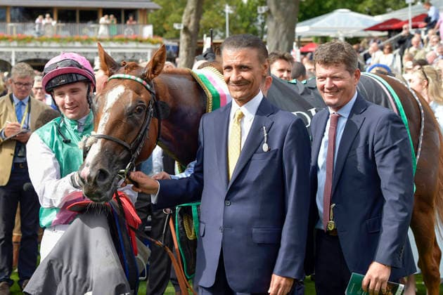19.08.2026, York, North Yorkshire, GBR - Item with Colin Keane and trainer Andrew Balding (right) after winning the Juddmonte International Stakes. York racecourse. (Pferd, Jockey, Item, Keane, Sieg, Trainer, Balding) 260819C952YORK.JPG *** August 19, 2026, York, North Yorkshire, UK: Photo of Colin Keane and trainer Andrew Balding immediately after winning the Juddmonte International Stakes at York Racecourse. Horse, jockey, photo, Keane, victory, trainer, Balding 260819C952YORK JPG