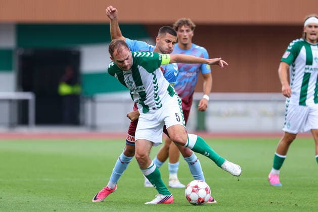 v.li.: Cimo Röcker (SV Werder Bremen II, 5) und Erolind Krasniqi (SC Weiche Flensburg 08, 48) im Zweikampf, Duell, Dynamik, Aktion, Action, Spielszene, 19.08.2026, Bremen (Deutschland), Fussball, Regionalliga Nord, SV Werder Bremen II - SC Weiche Flensburg *** From left: Cimo Röcker (SV Werder Bremen II), 5, and Erolind Krasniqi (SC Weiche Flensburg 08), 48, in a one-on-one battle, duel, dynamic moment, action, game scene, August 19, 2026, Bremen, Germany, soccer, Regionalliga Nord, SV Werder Bremen II, SC Weiche Flensburg xobx